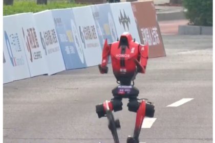 VIDEO: Un robot bate el récord mundial humano de media maratón