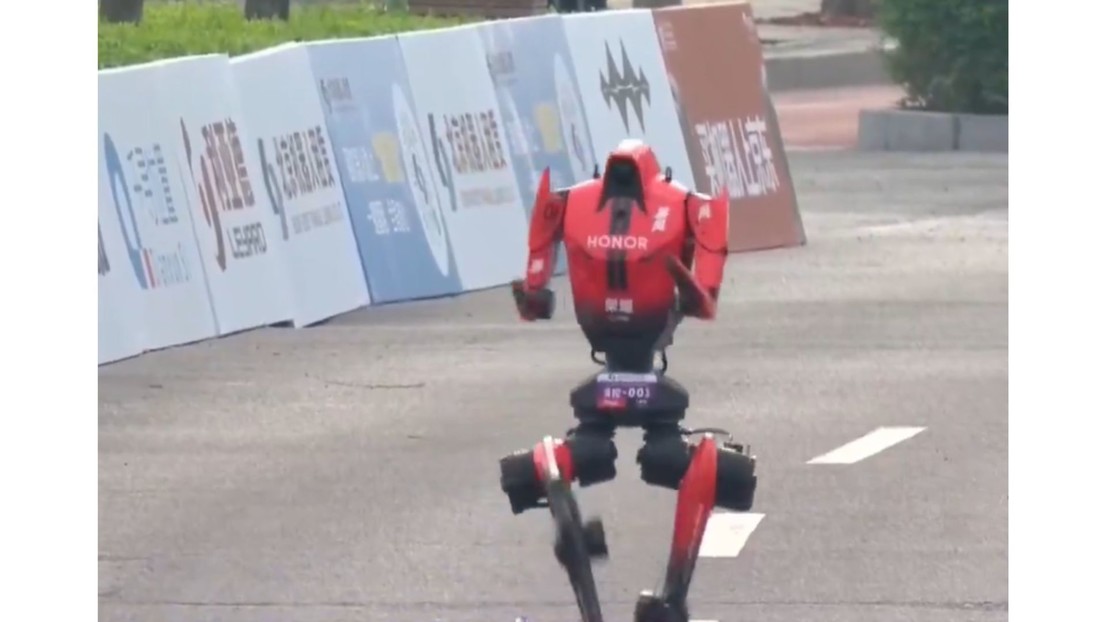 VIDEO: Un robot bate el récord mundial humano de media maratón