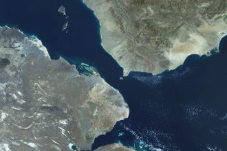 Hutíes amenazan a Trump con cerrar un importante estrecho estratégico