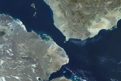 Hutíes amenazan a Trump con cerrar un importante estrecho estratégico