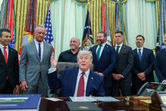 En medio de amenazas, Trump envía a sus representantes a una reunión con Irán