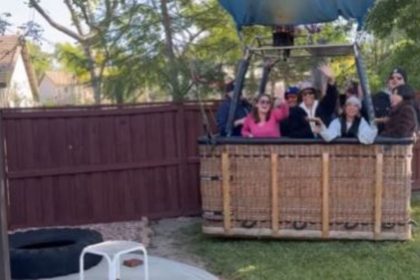 ¡Sorpresa!: Sale de casa y encuentra un globo aerostático lleno de pasajeros en su patio trasero (VIDEO)