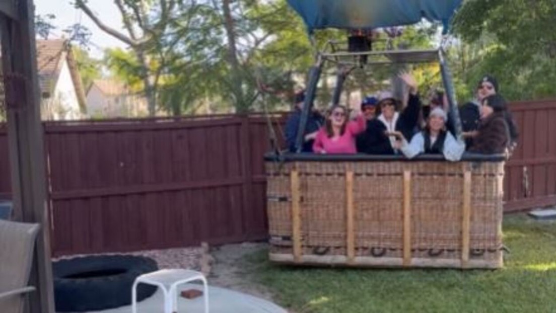 ¡Sorpresa!: Sale de casa y encuentra un globo aerostático lleno de pasajeros en su patio trasero (VIDEO)