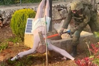 Captan a un soldado israelí destruyendo una estatua de Jesucristo