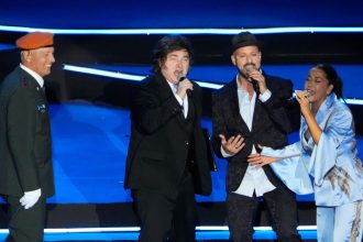 VIDEO: Milei se sube al escenario y canta a todo pulmón durante su visita a Israel