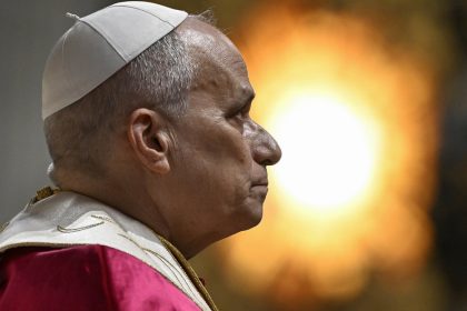 Familias de las niñas asesinadas en el bombardeo de una escuela iraní se dirigen al papa León XIV