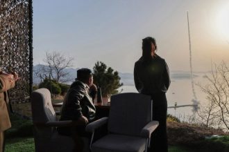 FOTOS: Kim Jong-un y su hija inspeccionan el lanzamiento de potentes misiles balísticos