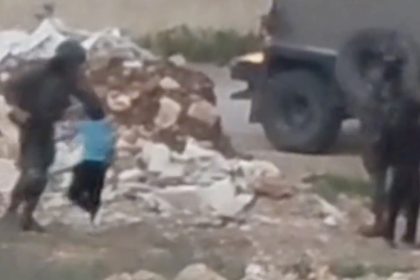 "El Ejército más depravado": soldados israelíes agreden a un niño palestino (VIDEO)