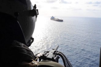 VIDEO: EE.UU. muestra cómo sus fuerzas bloquean el paso de buques iraníes en Ormuz