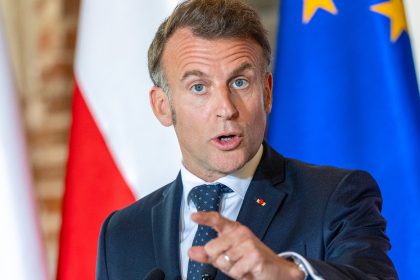 Macron califica de "error por ambas partes" el bloqueo del estrecho de Ormuz