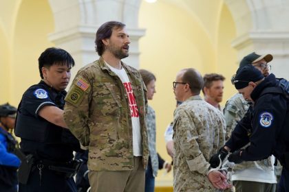 Arrestan a decenas de veteranos en EE.UU. cuando protestaban contra la guerra en Irán (VIDEOS)