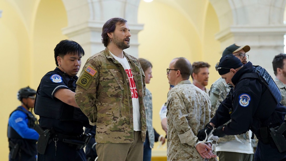 Arrestan a decenas de veteranos en EE.UU. cuando protestaban contra la guerra en Irán (VIDEOS)
