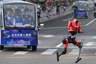 Un robot chino humanoide supera el récord mundial en una media maratón (VIDEO)