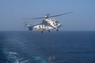 FOTOS: El portaaviones USS Abraham Lincoln recibe suministros para hacer cumplir el bloqueo naval