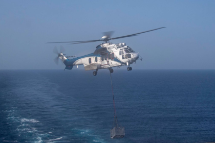 FOTOS: El portaaviones USS Abraham Lincoln recibe suministros para hacer cumplir el bloqueo naval