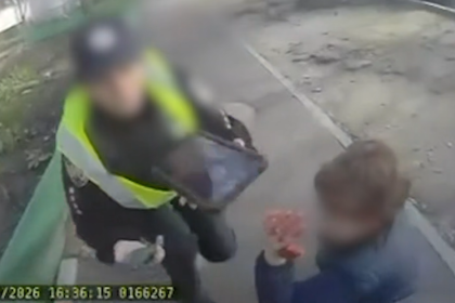 VIDEO: Policías huyen en pánico de una escena de tiroteo en Kiev