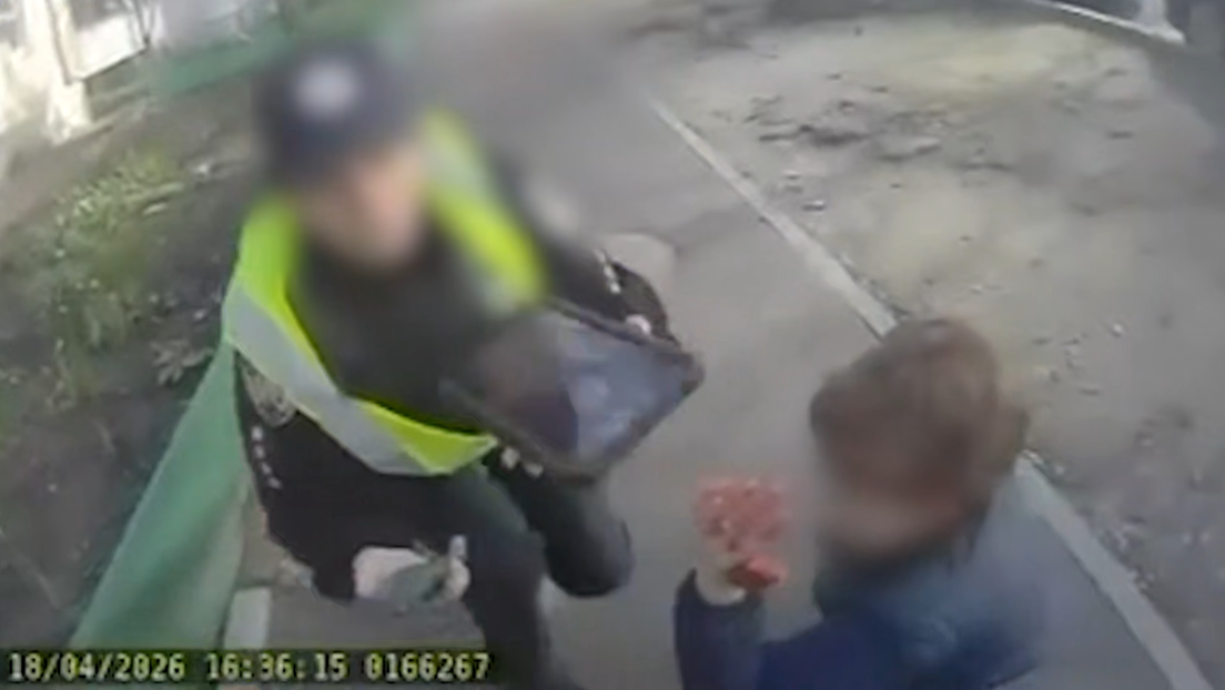 VIDEO: Policías huyen en pánico de una escena de tiroteo en Kiev