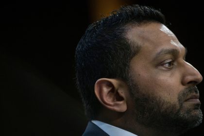 "Cruzaron la línea legal": El director del FBI batalla contra The Atlantic por un artículo