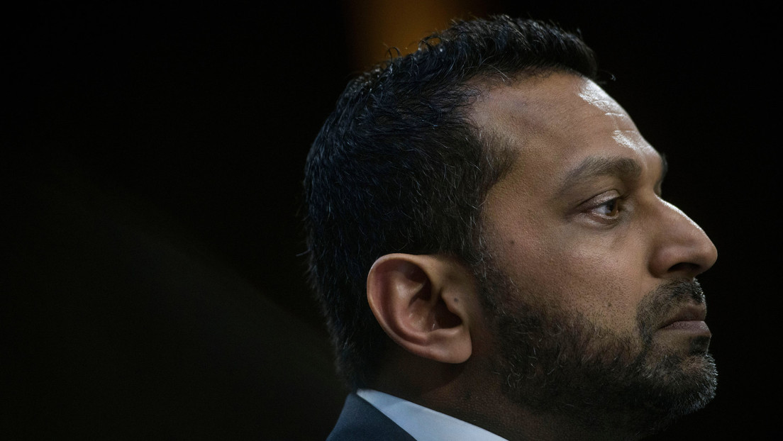 "Cruzaron la línea legal": El director del FBI batalla contra The Atlantic por un artículo