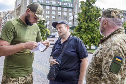 Bloomberg revela cruda realidad de reclutadores militares en Ucrania