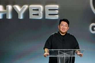 Piden orden de arresto contra un magnate de K-pop, figura clave detrás de BTS