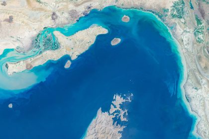 Revelan cómo estafadores se aprovechan de los problemas con el estrecho de Ormuz