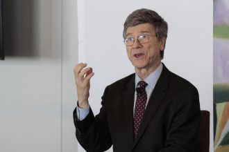 Jeffrey Sachs advierte a Irán: "EE.UU. no puede mantener ningún acuerdo por más de un minuto"