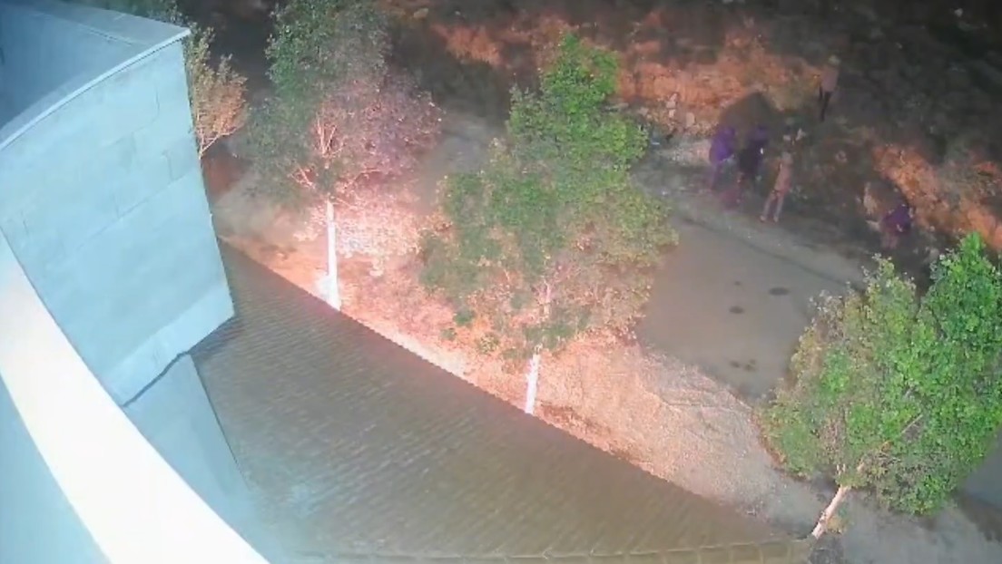 VIDEO: Colonos israelíes prenden fuego a una vivienda palestina