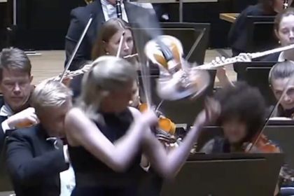 Violín de un millón de dólares vuela por los aires en pleno concierto (VIDEO)