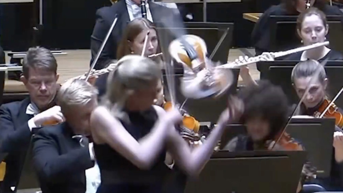 Violín de un millón de dólares vuela por los aires en pleno concierto (VIDEO)