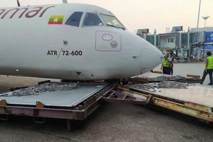 VIDEO: Un avión con los frenos averiados colisiona en un aeropuerto de Myanmar