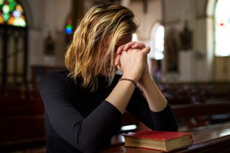 'Influencer' usa la IA para sexualizar fotos de mujeres evangélicas en Brasil y le pasa esto