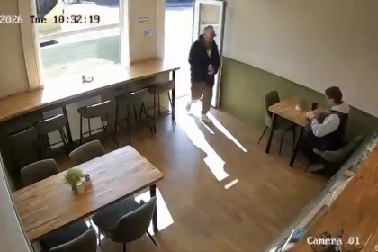 VIDEO: Un hombre entra a un café, apuñala al azar a un comensal y pasa esto