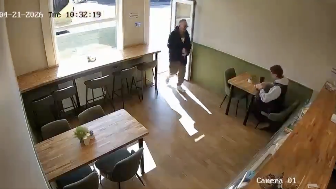 VIDEO: Un hombre entra a un café, apuñala al azar a un comensal y pasa esto