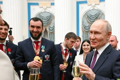 Putin bromea sobre la participación de personas transgénero en competencias deportivas