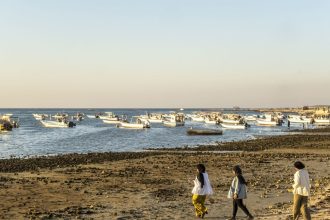 Advierten de peligros por derrames de petróleo causados por la guerra contra Irán