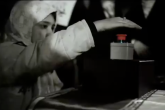 VIDEO: Manifestantes iraníes 'lanzan' misiles contra objetivos enemigos al pulsar un botón rojo