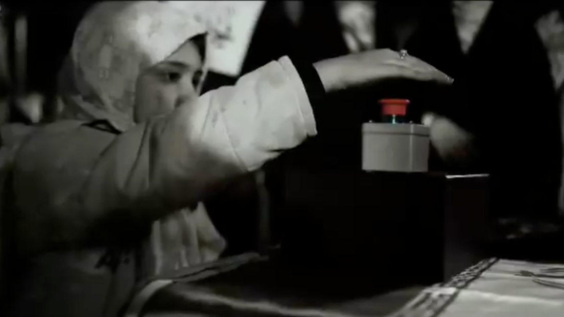 VIDEO: Manifestantes iraníes 'lanzan' misiles contra objetivos enemigos al pulsar un botón rojo