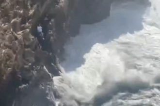 Familia queda atrapada en una desesperada situación en un acantilado (VIDEO)