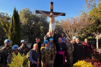 VIDEO: Colocan nuevo crucifijo en el Líbano  para reemplazar el destruido por un soldado israelí