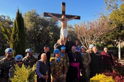 VIDEO: Colocan nuevo crucifijo en el Líbano  para reemplazar el destruido por un soldado israelí