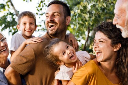 ¿A qué edad se independizan realmente los jóvenes europeos de sus padres?