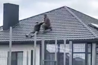 VIDEO: Reclutador militar en Ucrania empuja a un civil por un tejado