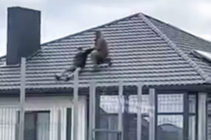 VIDEO: Reclutador militar en Ucrania empuja a un civil por un tejado