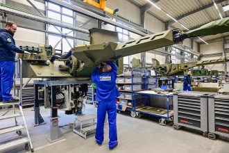 "Ingenua esperanza": ¿Podrá el desarrollo del sector militar sacar a Alemania de la crisis?