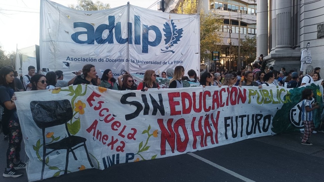 Universitarios argentinos marchan contra el Gobierno: "¡Milei, cumplí la ley!"
