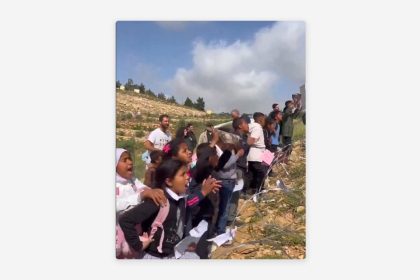 "¡Abran el paso!": Niños palestinos piden que los dejen pasar para ir a la escuela (VIDEO)