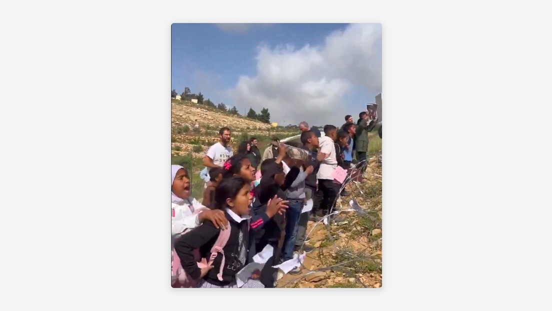 "¡Abran el paso!": Niños palestinos piden que los dejen pasar para ir a la escuela (VIDEO)