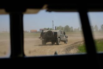 VIDEO: España pierde un costoso blindado tras fallido descenso en paracaídas