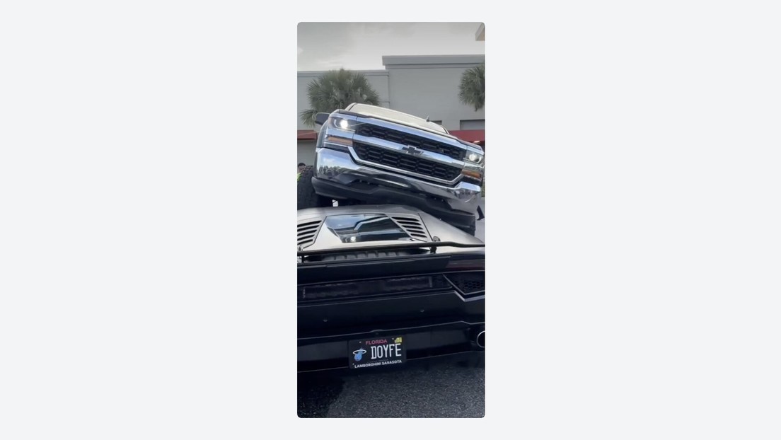 VIDEO: Impactante momento en que una camioneta 'usa de rampa' a un Lamborghini